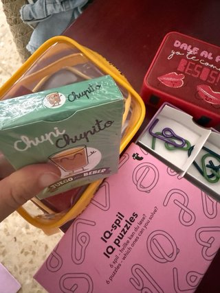 2 juegos de cartas, 1 puzzle, 1 mini altavoz