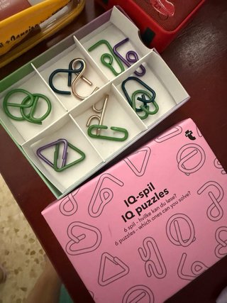 2 juegos de cartas, 1 puzzle, 1 mini altavoz