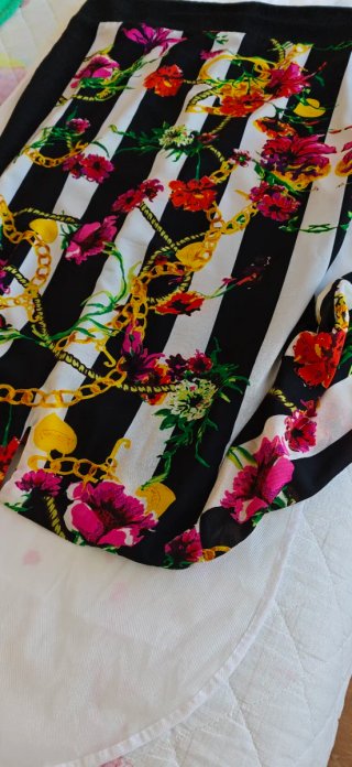 Vestido gasa negro con estampado floral manga codo