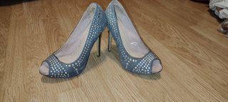 Zapatos de tacón grises con tachuelas