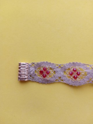 Pulsera de bolillo dorado con pedrería roja