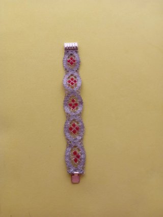 Pulsera de bolillo dorado con pedrería roja