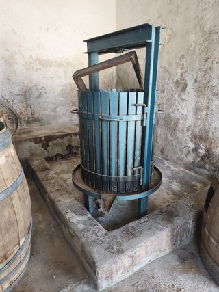 Prensa de vino antigua hidráulica