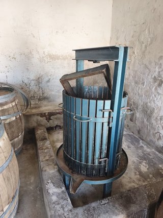 Prensa de vino antigua hidráulica