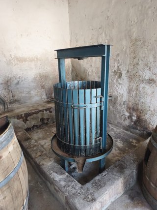 Prensa de vino antigua hidráulica