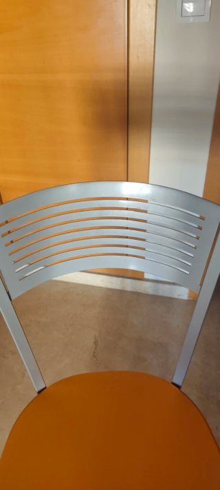 Silla de cocina naranja y gris