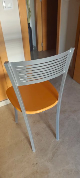 Silla de cocina naranja y gris