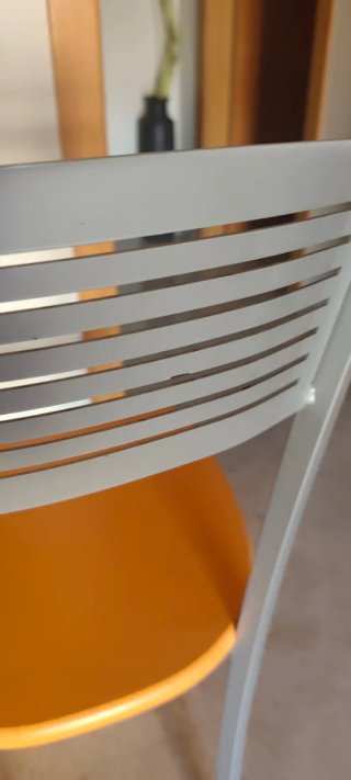 Silla de cocina naranja y gris