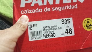 Zapatos de seguridad negros y grises