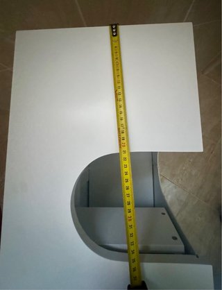 Mueble de baño blanco con detalles dorados