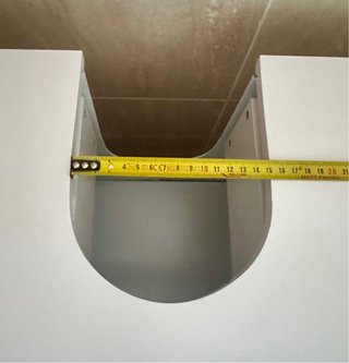 Mueble de baño blanco con detalles dorados