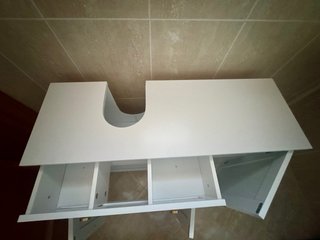 Mueble de baño blanco con detalles dorados