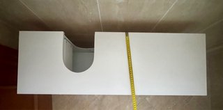 Mueble de baño blanco con detalles dorados