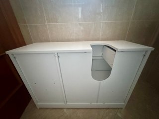 Mueble de baño blanco con detalles dorados