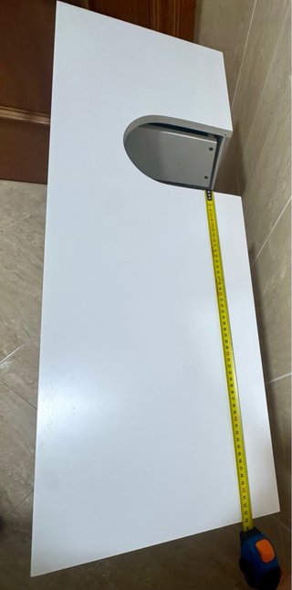 Mueble de baño blanco con detalles dorados