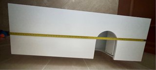 Mueble de baño blanco con detalles dorados