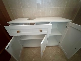 Mueble de baño blanco con detalles dorados