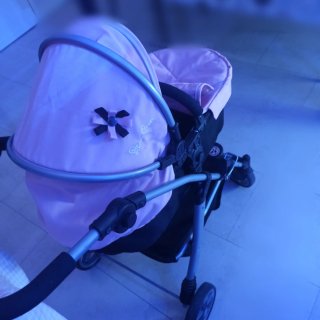Carrito de juguete rosa y negro
