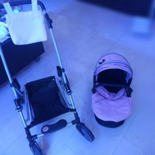 Carrito de juguete rosa y negro