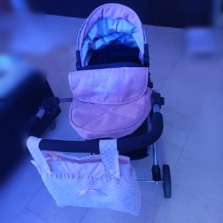 Carrito de juguete rosa y negro
