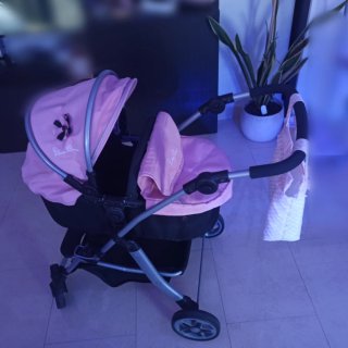 Carrito de juguete rosa y negro