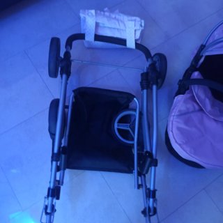 Carrito de juguete rosa y negro