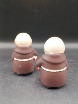 Salero y pimentero Goebel monjes porcelana