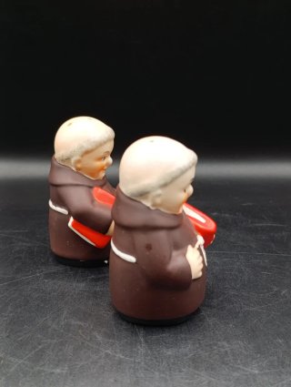 Salero y pimentero Goebel monjes porcelana
