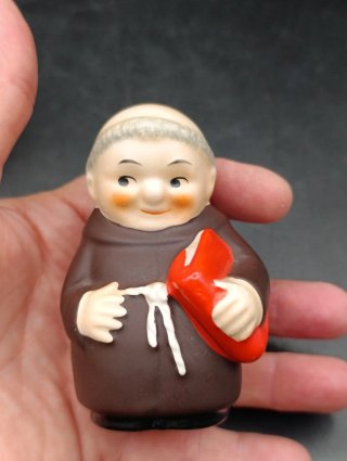 Salero y pimentero Goebel monjes porcelana
