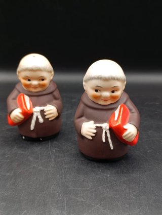 Salero y pimentero Goebel monjes porcelana