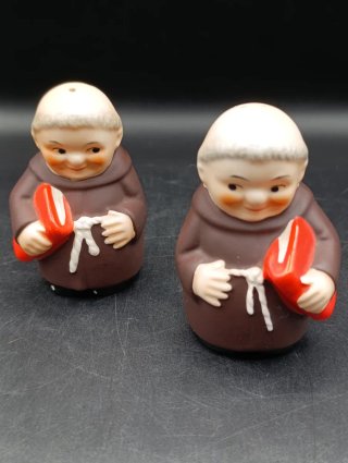 Salero y pimentero Goebel monjes porcelana