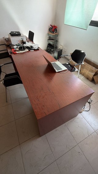 Mesa de oficina de madera marrón