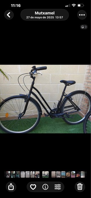 Bicicleta urbana negra, rueda trecera desinflada