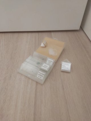 Microscopio con lentes y placas de experimentación