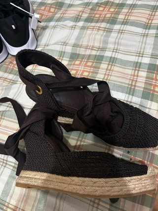 Sandalias de cuña con lazo marrón