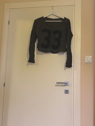 Maglione crop grigio con numero 33