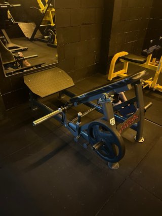 Máquina de gimnasio amarilla y azul