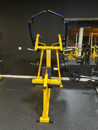 Máquina de gimnasio amarilla y azul