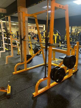 Máquina de gimnasio amarilla y azul