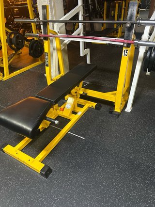 Máquina de gimnasio amarilla y azul