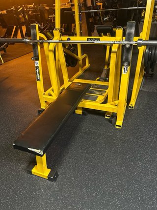 Máquina de gimnasio amarilla y azul