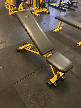 Máquina de gimnasio amarilla y azul