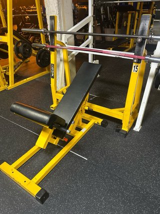 Máquina de gimnasio amarilla y azul