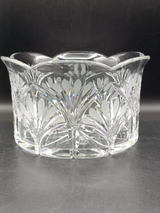 Cuenco de cristal tallado con diseño floral