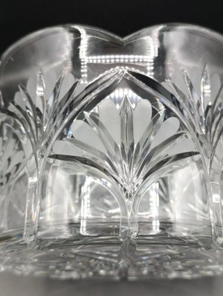 Cuenco de cristal tallado con diseño floral