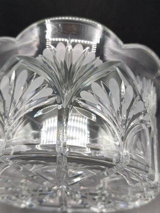 Cuenco de cristal tallado con diseño floral
