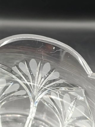 Cuenco de cristal tallado con diseño floral