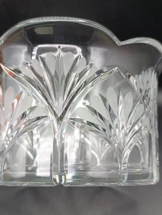 Cuenco de cristal tallado con diseño floral