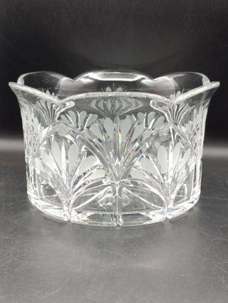 Cuenco de cristal tallado con diseño floral