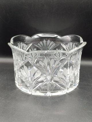 Cuenco de cristal tallado con diseño floral